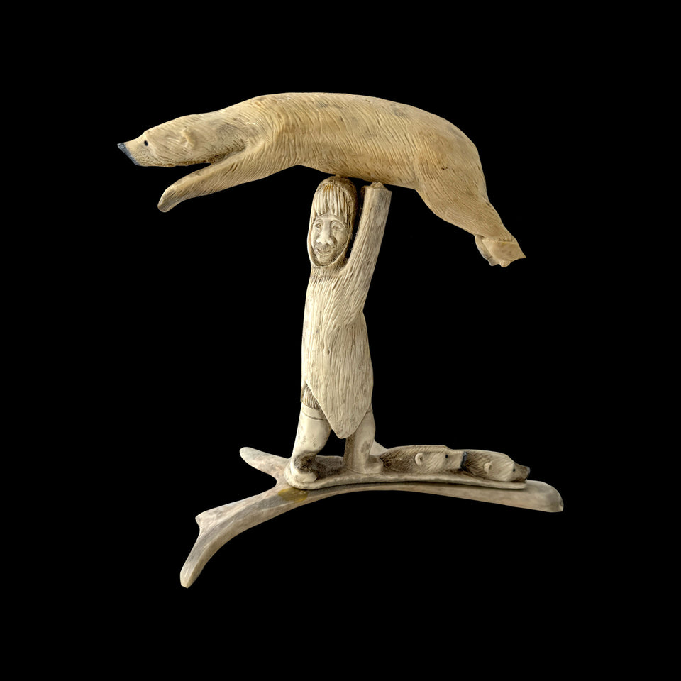 Sculpture Inuit "Maître des Ours" en Os de Caribou (Alaska) - Années 1960/1970