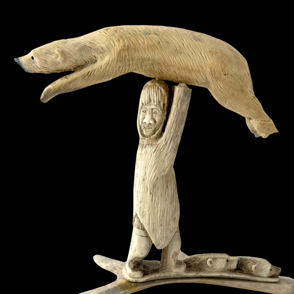 Sculpture Inuit "Maître des Ours" en Os de Caribou (Alaska) - Années 1960/1970