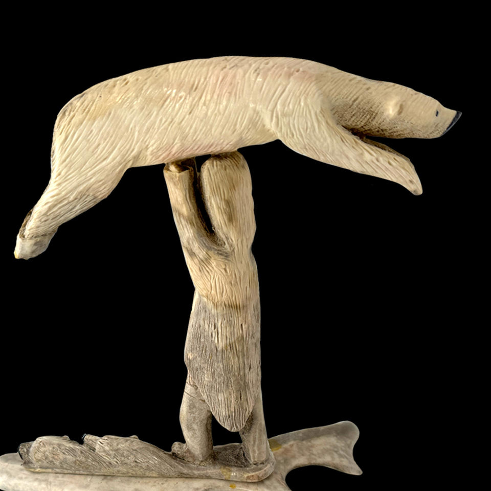 Sculpture Inuit "Maître des Ours" en Os de Caribou (Alaska) - Années 1960/1970